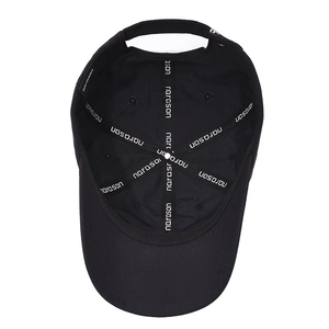 Vista interna del cappellino sportivo nero con fasce rinforzate e logo narason stampato