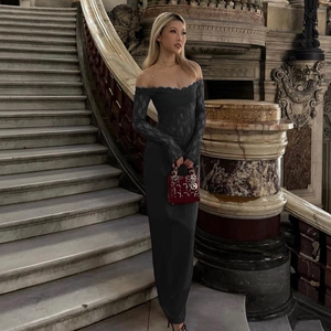 Détail de l'épissage en dentelle sur une robe de soirée longue noire ajustée