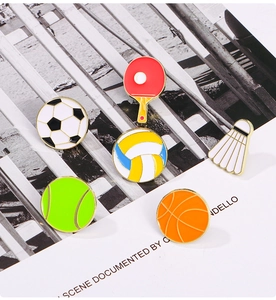 Detailansicht von 6 farbenfrohen Sport-Emaille-Pins mit Fußball und Basketball