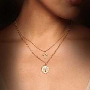 Collier superposé élégant plaqué or 18 carats avec pendentifs croix et arbre de vie