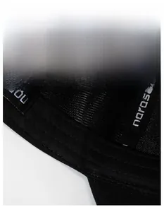 Détail intérieur d'une casquette de baseball noire avec bandeau anti-transpiration large