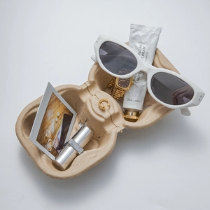 Boucles d'oreilles minimalistes en acier inoxydable disposées dans un plateau de rangement