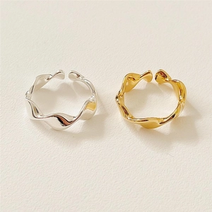 Detail shot of minimalist 925 sterling silver wavy rings in gold and silver finishes