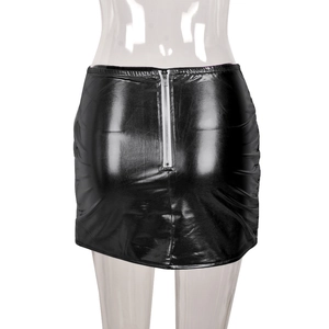 Λεπτομέρεια μαύρης γυαλιστερής φούστας με το μεταλλικό ασημί φερμουάρ στην πλάτη