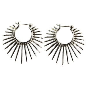 Orecchini punk argento con design circolare a punte e finitura in metallo lucido