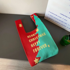 Détail du sac à main de Noël tricoté rouge et vert avec motifs d'étoiles