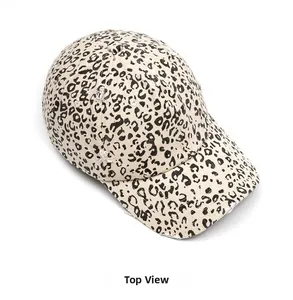 Vue de dessus de casquette léopard vintage avec visière usée et texture en coton doux