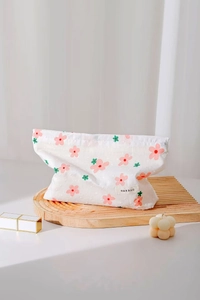 Texture dettagliata della borsa da trucco in cotone con stampa floreale e rilievi