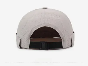Détail du bonnet en maille respirante montrant la sangle réglable et la boucle arrière