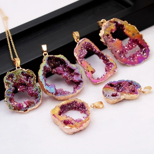 Collar de geoda de ágata natural irregular con baño de oro y cristal con brillo irisado