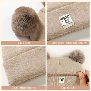 Dettaglio del cappello invernale doppio per neonati con pompon in pelliccia e logo Moonlight