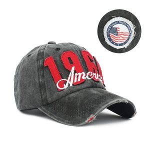 Detail der 1989-Stickerei und USA-Flaggen-Patch auf verwaschener Baumwoll-Baseballkappe