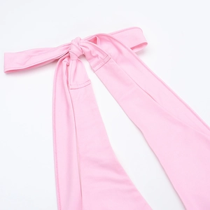 Dettaglio dei cinturini in tessuto rosa e cuciture a incrocio su questo abito floreale