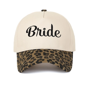 Vista frontale dettagliata del cappello trucker ricamato Bride con tesa leopardata