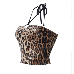 Vue détaillée des paillettes léopard avec anneau métallique au cou et liens noirs