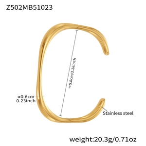 Détail du bracelet étoile plaqué or 18k, diamètre 5,8 cm et poids de 20,3 g