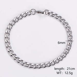 Gros plan du bracelet gourmette en acier inoxydable argenté de 6mm avec fermoir