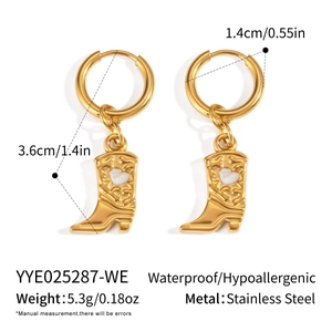 Dimensions détaillées des boucles d'oreilles bottes en acier doré avec petits cœurs blancs