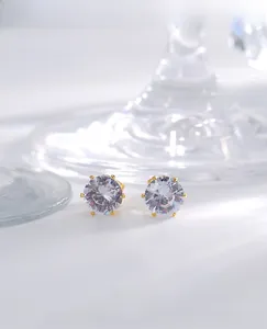 Gros plan de boucles d'oreilles zircon à couronne sertie et plaqué or 18 carats