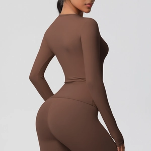 Vue arrière détaillée du haut de yoga à manches longues marron foncé et legging taille haute