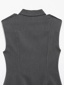 Vue détaillée d'un haut sans manches gris foncé avec épaulettes et coutures à la taille