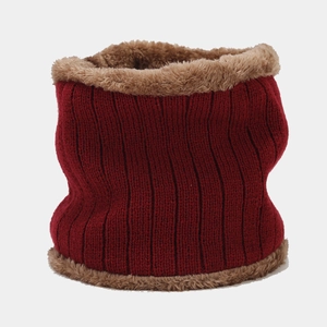 Détail du cache-col en tricot rouge avec doublure en polaire marron douce pour l'hiver