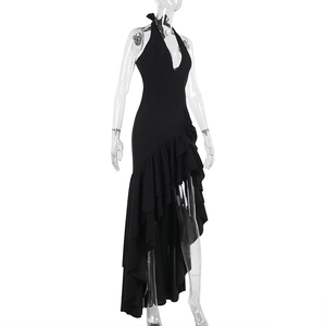 Détail de la robe licou noire avec col en V profond et ourlet asymétrique à volants