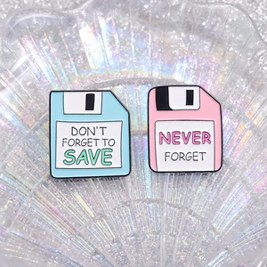 Spille in smalto floppy disk retrò blu e rosa con testo creativo per accessori moda
