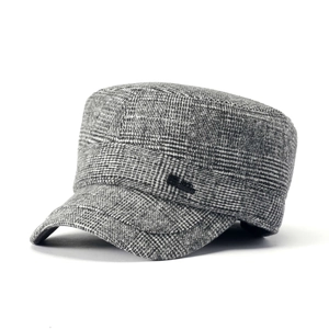 Cappello invernale da uomo in tessuto scozzese grigio con calda fodera in pile