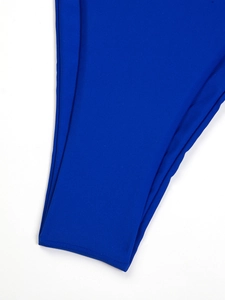 Dettaglio macro del tessuto del bikini blu reale con cuciture e trama di alta qualità