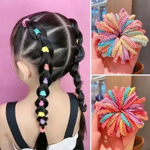 Détails d'élastiques à cheveux colorés avec texture froissée pour coiffures filles