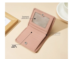 Détails de l'intérieur du portefeuille en cuir rose avec fentes pour cartes et photo