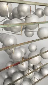 Détail de boules de Noël argentées scintillantes stockées sur un support en usine