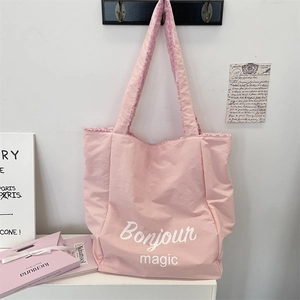 Détail du sac fourre-tout rose avec imprimé bonjour magic et finitions en fausse fourrure