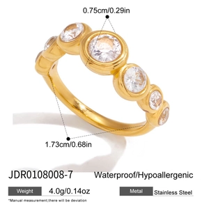 Anillo de acero inoxidable dorado resistente al agua con cinco circones redondos grandes