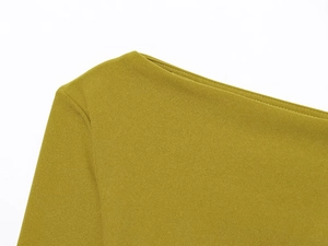 Dettaglio ravvicinato di tessuto a maglia giallo senape con trama elastica orizzontale