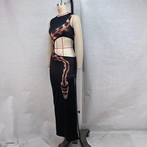 Detail des Taillenausschnitts am schwarzen Maxikleid mit markantem Schlangenmuster