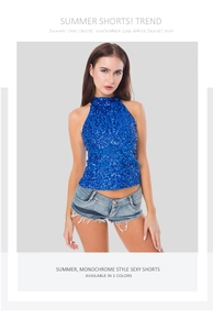 Detail der ausgefransten Kanten an hellblauen Low-Rise Denim Hotpants für den Sommer