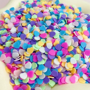 Gros plan de tranches d'argile polymère colorées en forme de cœur pour déco DIY et slime