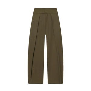 Detail einer olivgrünen Hose mit hoher Taille, Falten und glattem, fließendem Stoff
