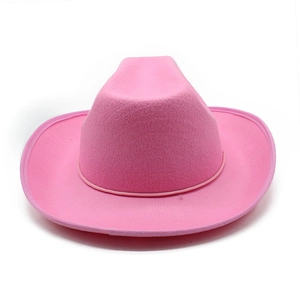 Cappello da cowboy rosa a tesa larga con cordino decorativo su sfondo bianco