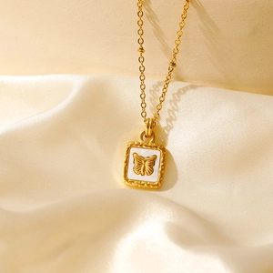 Collana vintage in acciaio inossidabile placcato oro 18K con ciondolo quadrato a farfalla