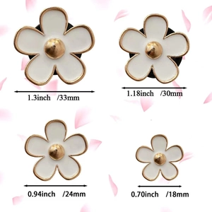 Daisy shaped car vent clips in four sizes with gold trim and white petals
