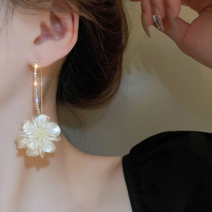 Détails de boucles d'oreilles fleurs en acrylique blanc avec strass sur crochets dorés