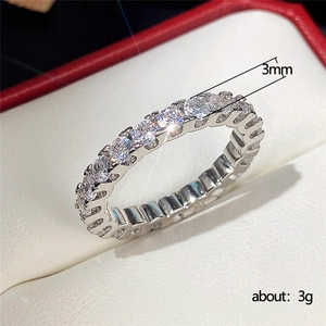 Detailaufnahme des 3mm breiten Vorsteckrings mit funkelndem Zirkonia-Besatz in Silber