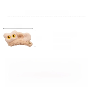 Détail de la pince à cheveux chat en peluche beige et acrylique avec des yeux jaunes