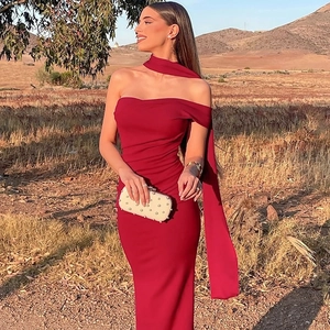 Détail d'une robe maxi rouge dos nu avec rubans flottants en lumière naturelle