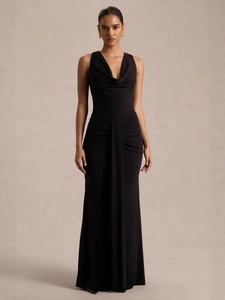 Robe de soirée noire élégante sans manches avec col bénitier et détails froncés