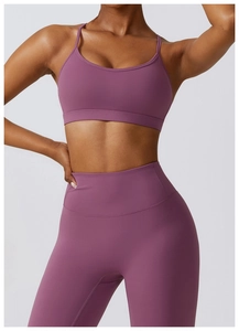 Détail d'un ensemble de yoga violet sans couture avec brassière en U et legging taille haute