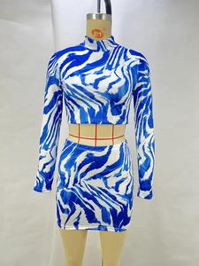 Détail du tissu à motif zèbre bleu sur l'ensemble haut court et mini-jupe femme
